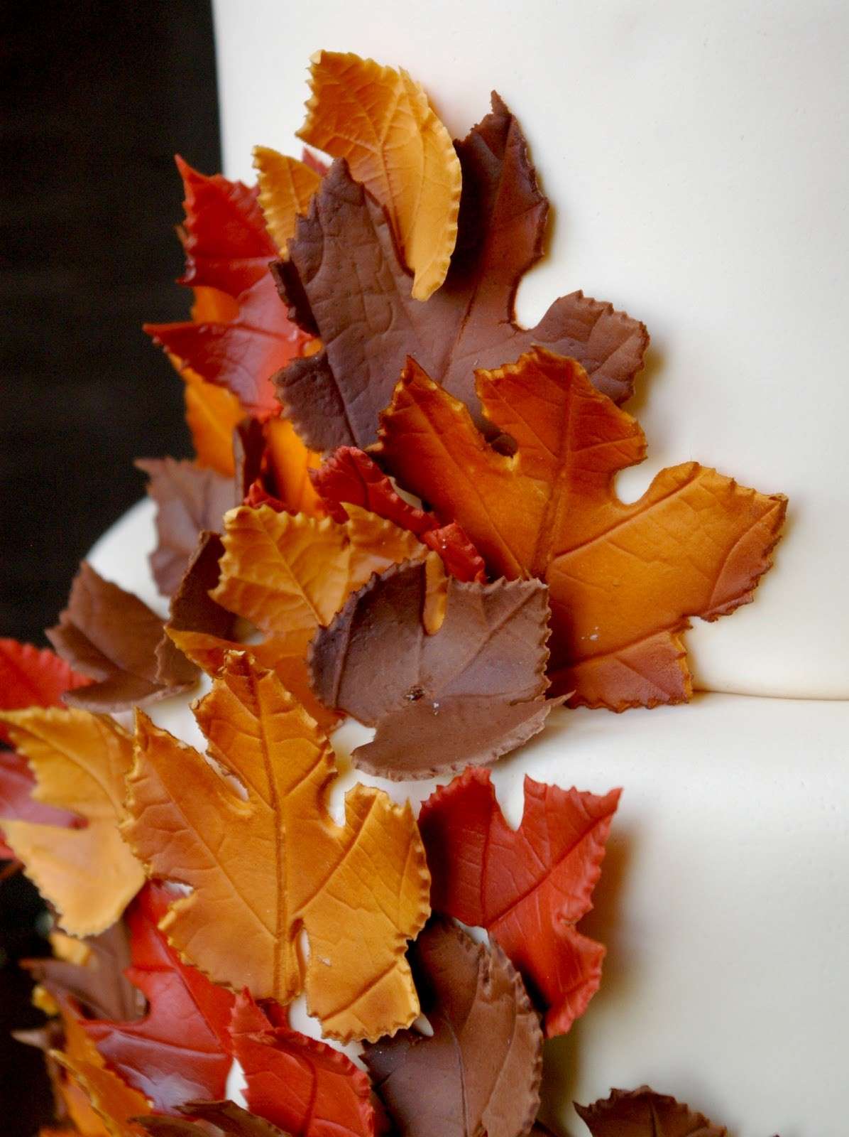 Dolce autunnale con le foglie di zucchero