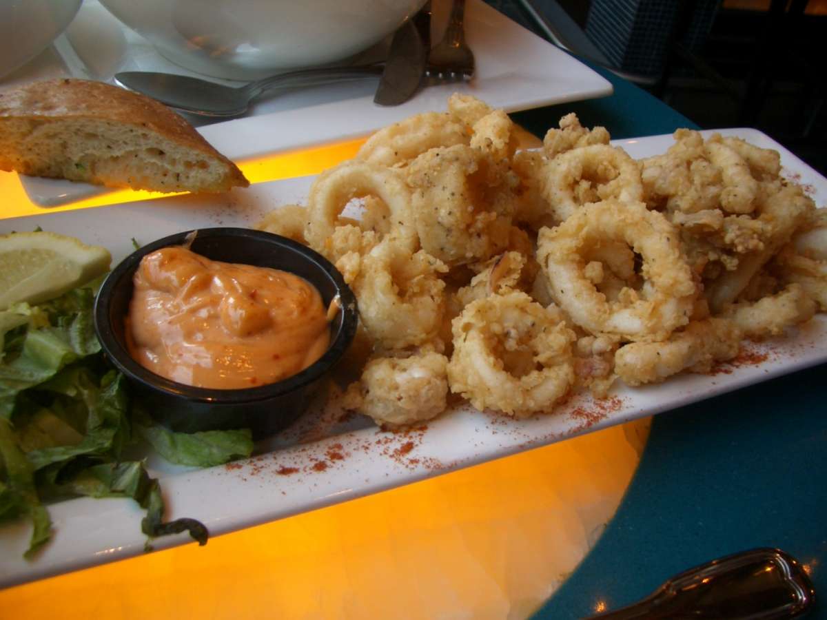 Frittura di calamari con salsa