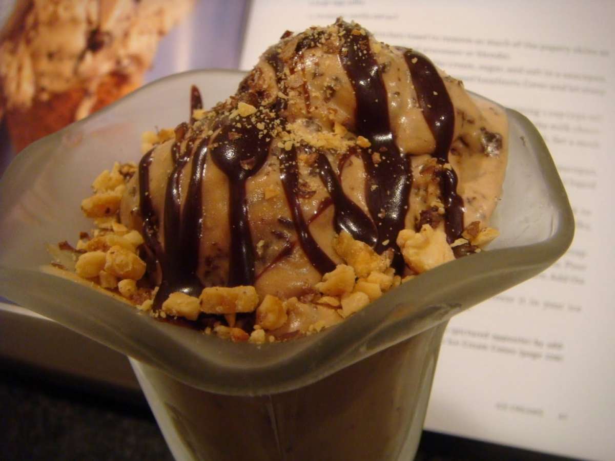 Gelato alla nocciola con topping di cioccolato