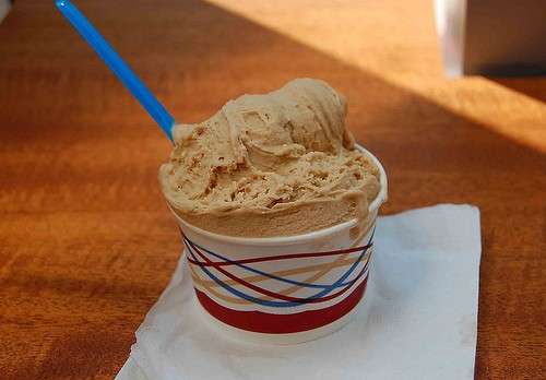 Gelato alla nocciola in coppetta di carta