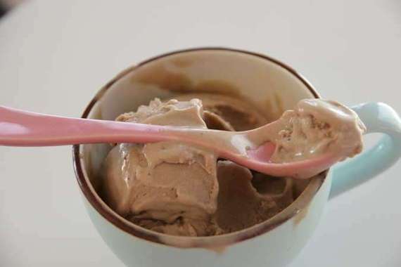 Gelato alla nocciola in tazza