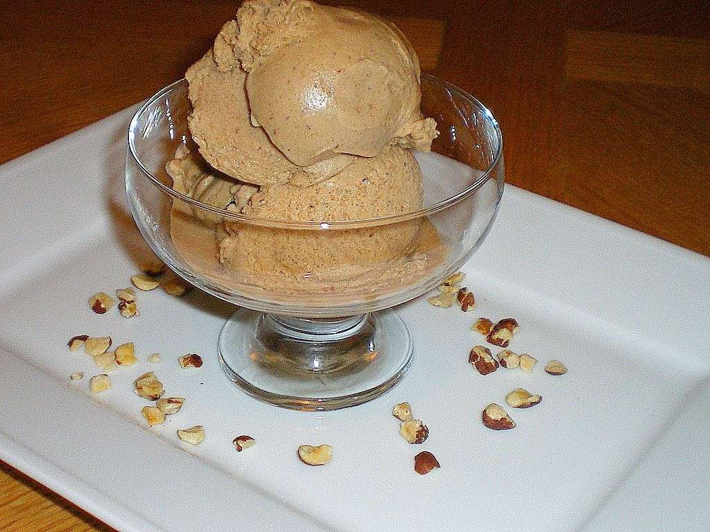 Gelato decorato con nocciole