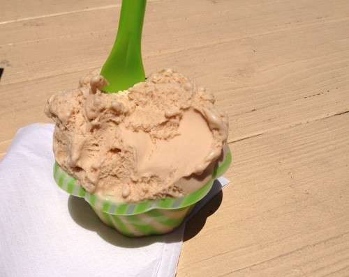 Gelato nocciola in coppetta di plastica