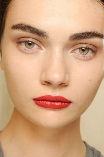 Make up con rossetto rosso