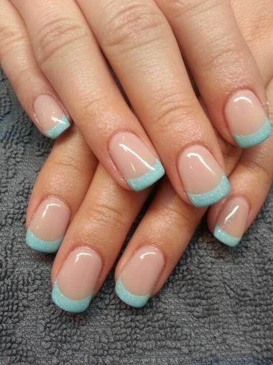 Manicure nude e azzurro