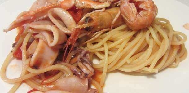 Pasta con scampi e calamari