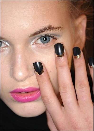 Reverse french manicure