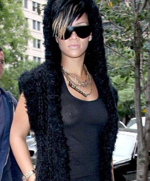 Rihanna con seno in evidenza