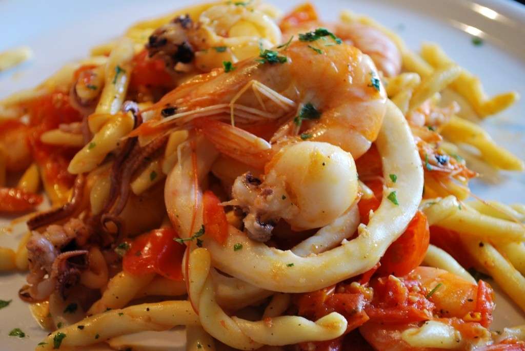 Strozzapreti con calamari, gamberi e pomodorini.