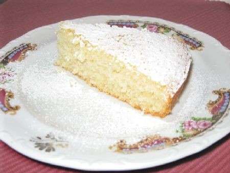 Torta paradiso servita nel piatto