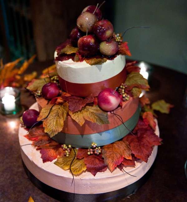 Torta autunnale con decorazioni