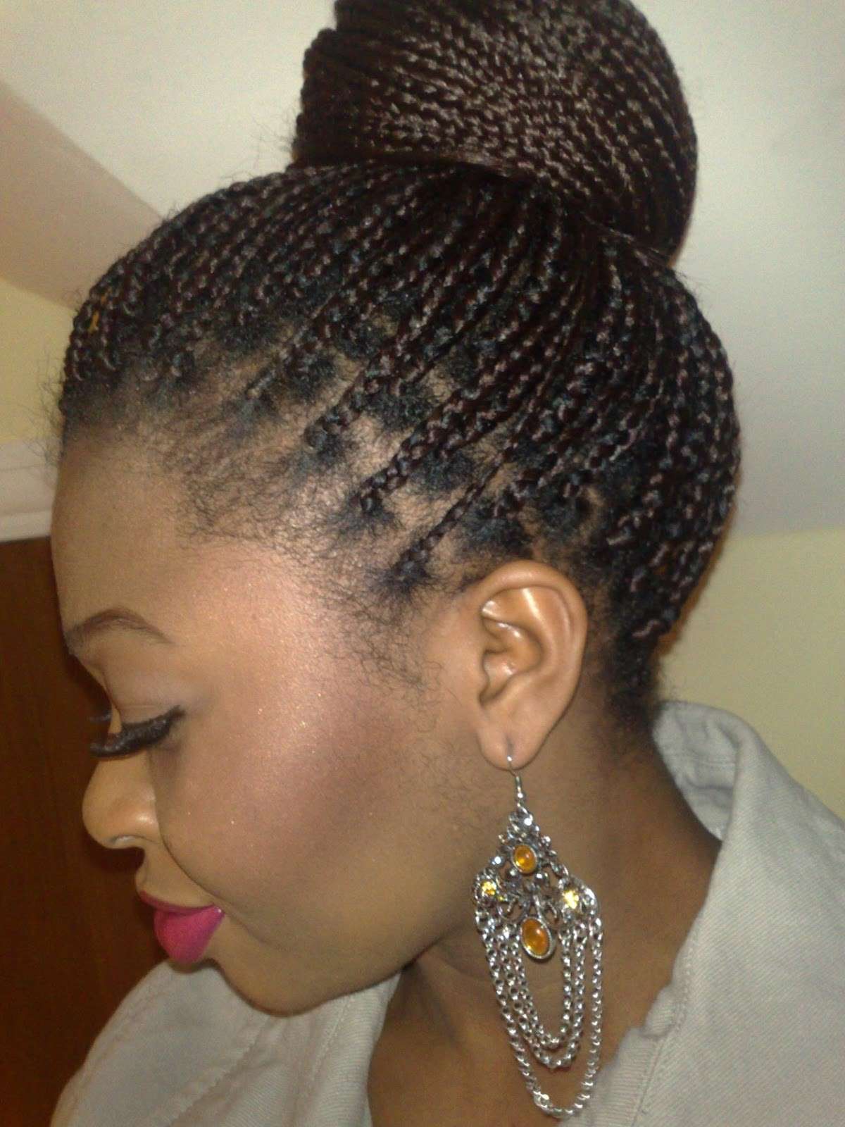 Treccine afro in uno chignon