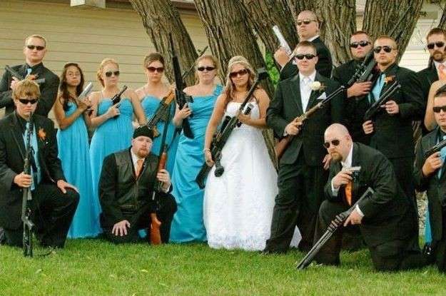 Sposi e invitati armati