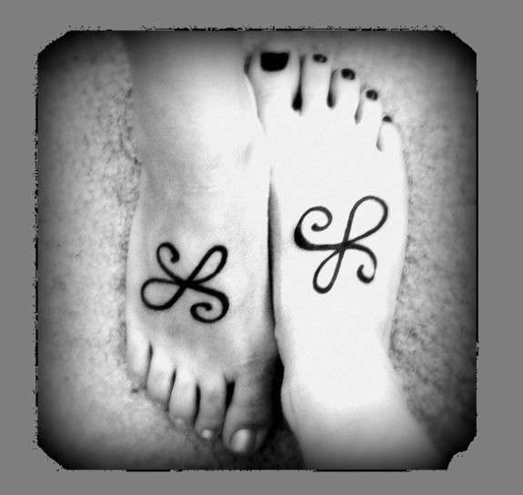 Tatuaggio di coppia: iniziali sui piedi