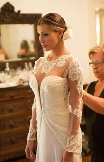 Belen indossa l'abito da sposa