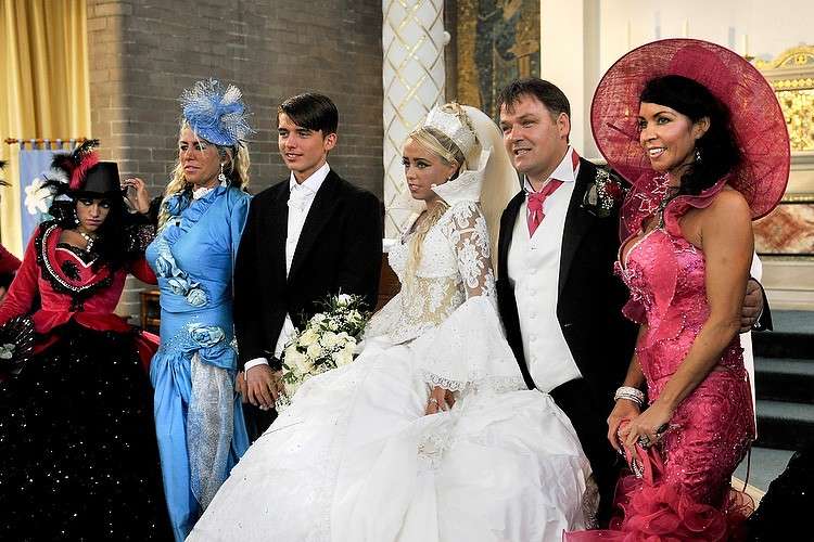 Foto di gruppo ad un matrimonio gipsy