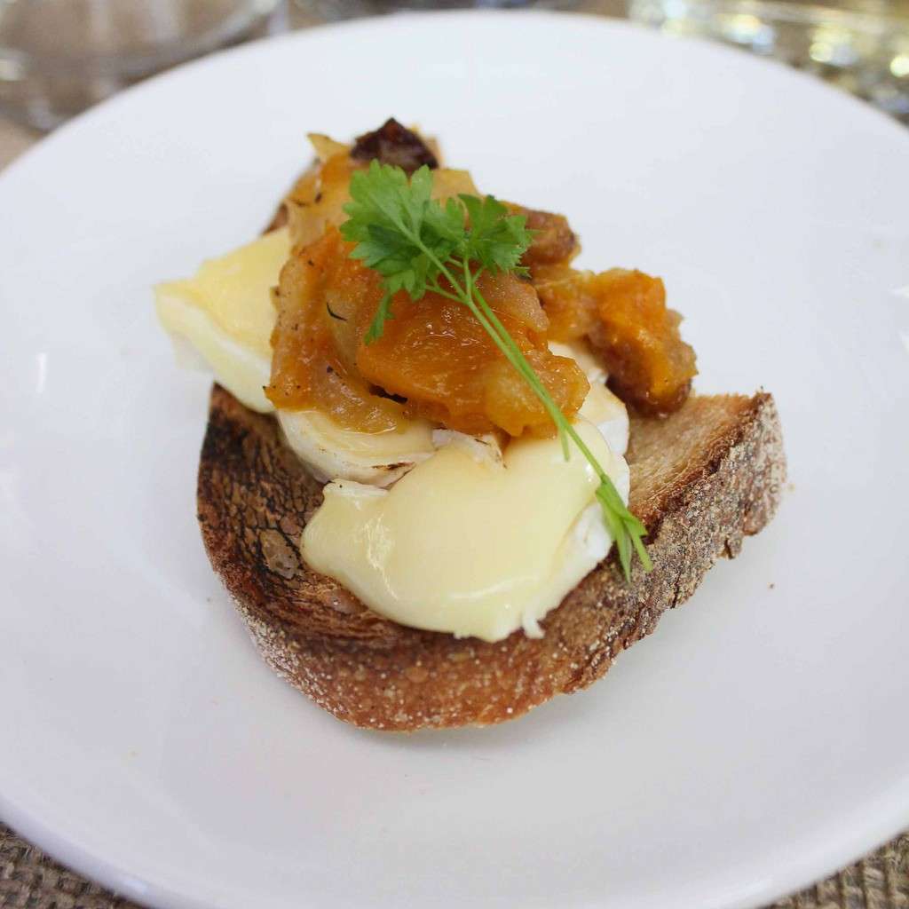 Pane con marmellata di castagne e formaggio