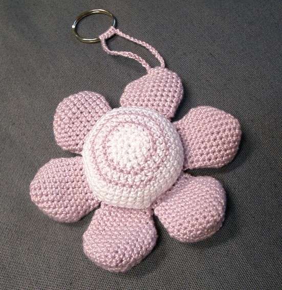 Portachiavi rosa crochet