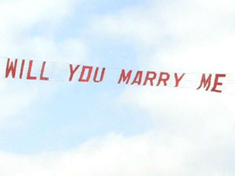Proposta di fidanzamento con striscione sull'aereo