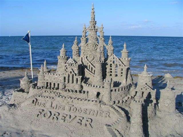 Proposta di matrimonio con castello di sabbia