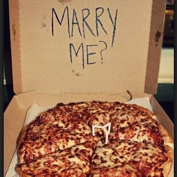 Proposta di matrimonio con la pizza