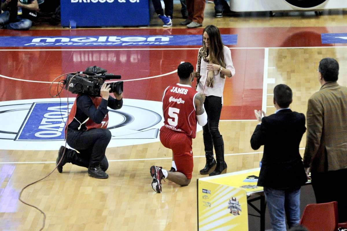 Proposta di matrimonio durante una partita di basket