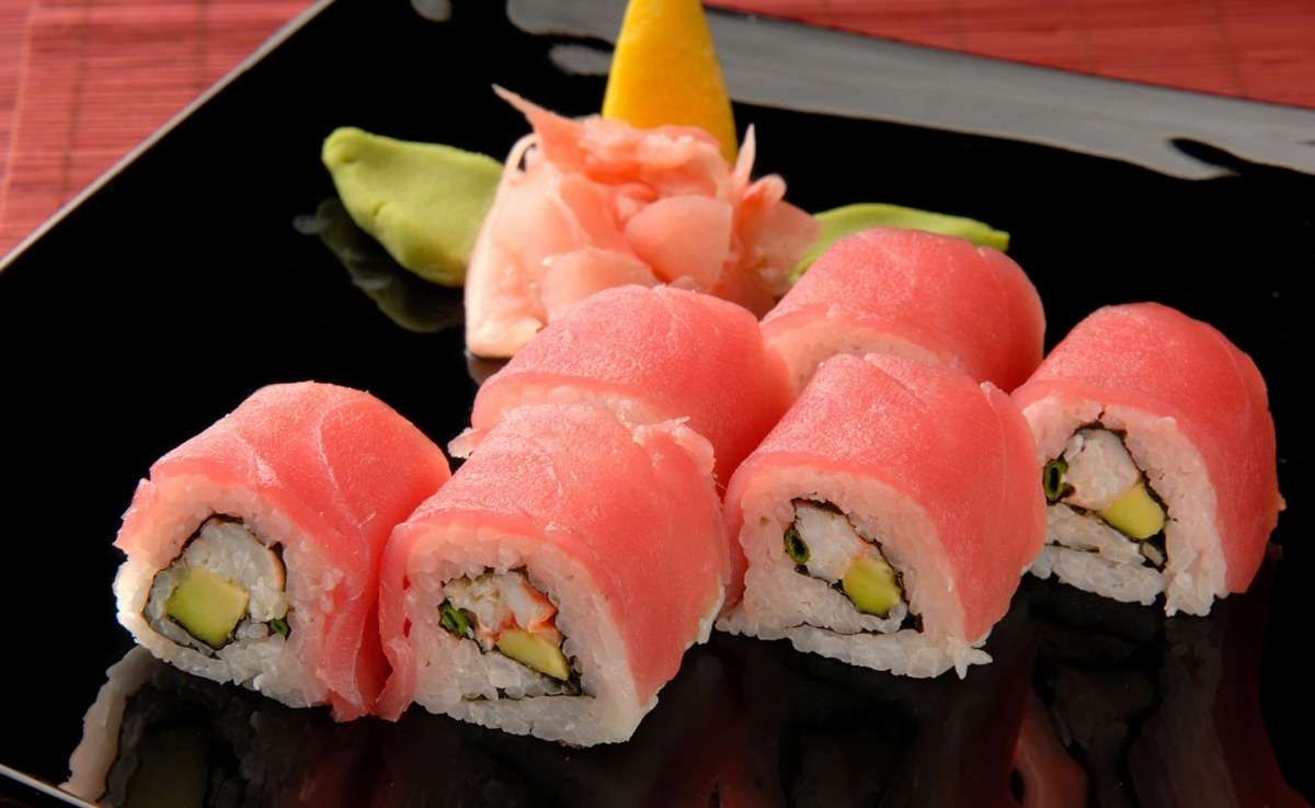 Sushi con fiore decorativo