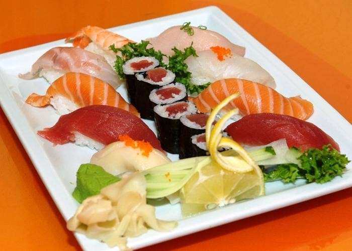 Sushi in piatto rettangolare