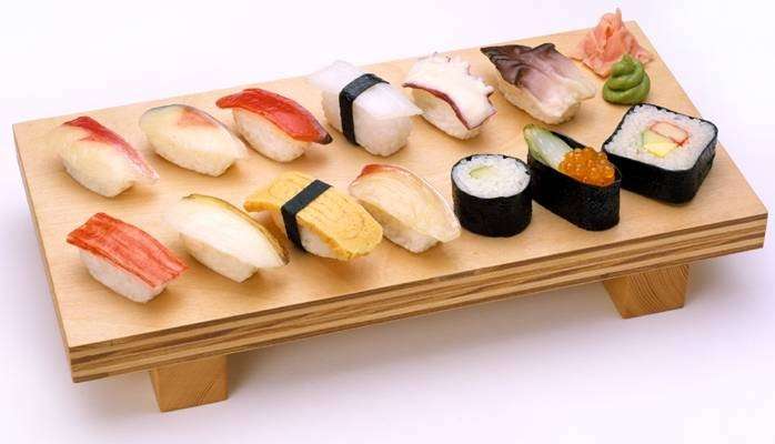 Sushi ordinato su tagliere