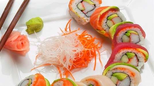 Sushi presentato per colori