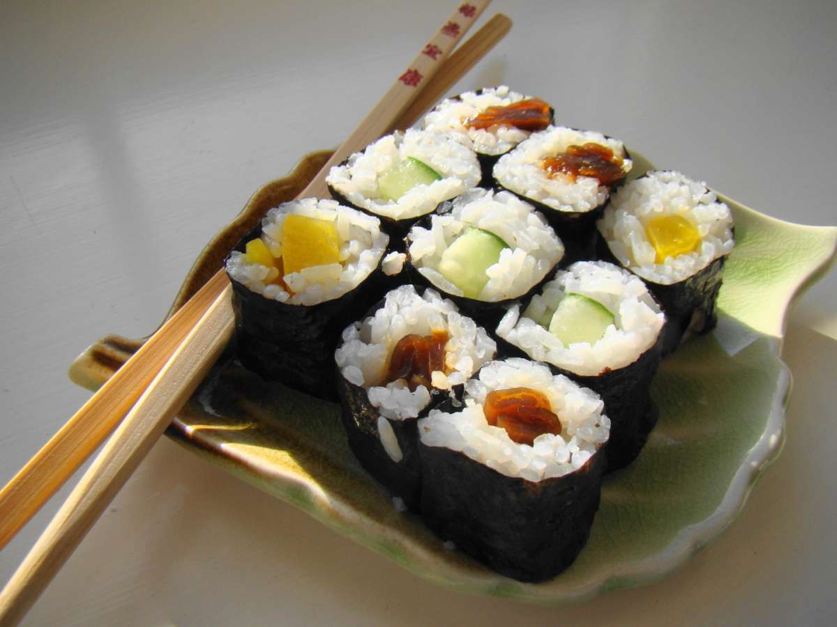 Sushi presentato su piatto