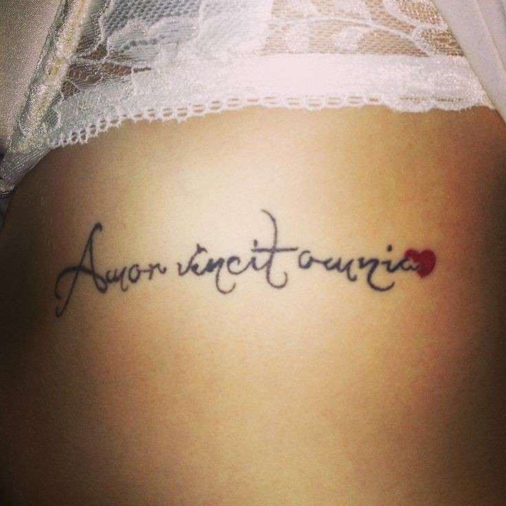 Tatuaggio Amor Vincit Omnia con cuore