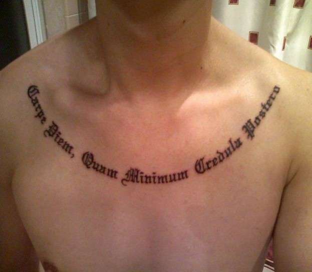 Tatuaggio frase a collana sul petto