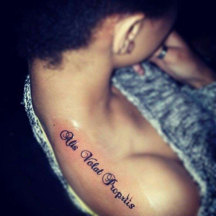 Tatuaggio frase sulla spalla