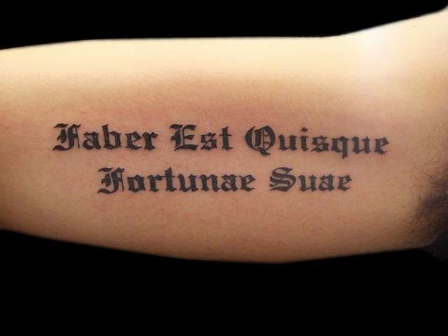 Tatuaggio frasi sul destino