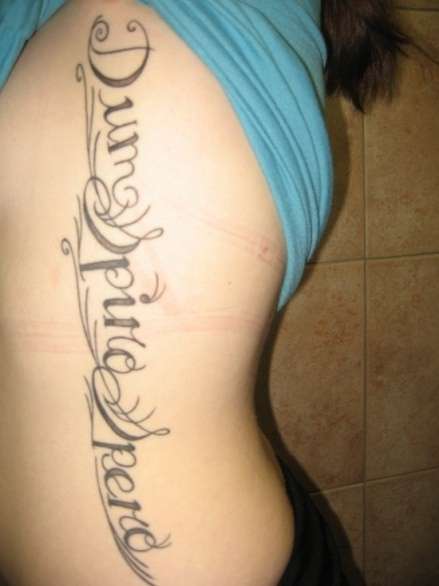 Tatuaggio grossa scritta sul fianco
