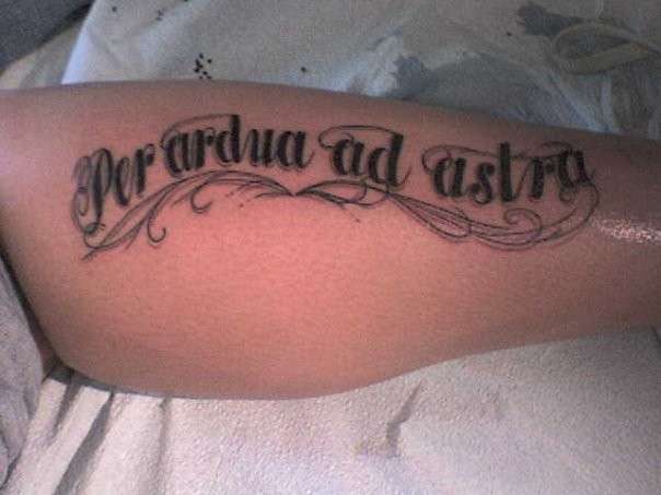 Tatuaggio in latino sul braccio