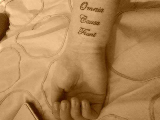 Tatuaggio Omnia Causa Fiunt
