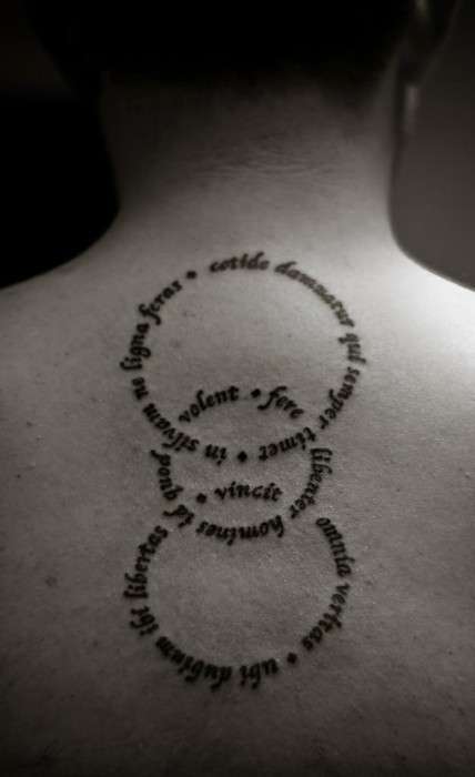 Tatuaggio scritte con tre cerchi