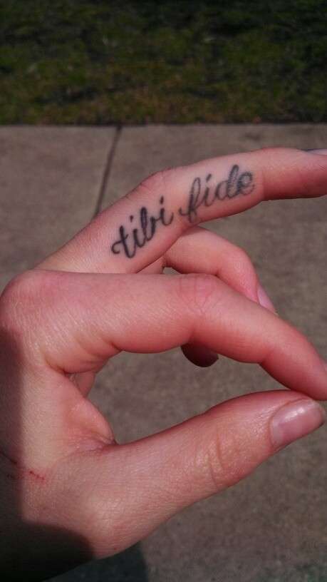 Tatuaggio sul dito della mano