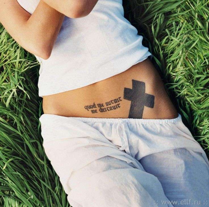 Tatuaggio sull'addome Angelina Jolie