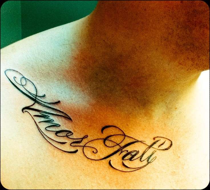 Tatuaggio uomo sotto il collo