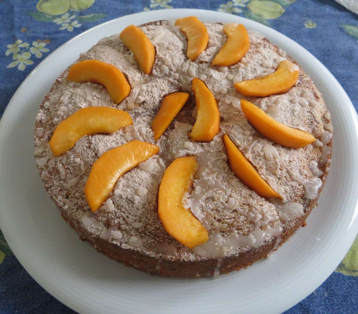 Torta ai pinoli con pesche