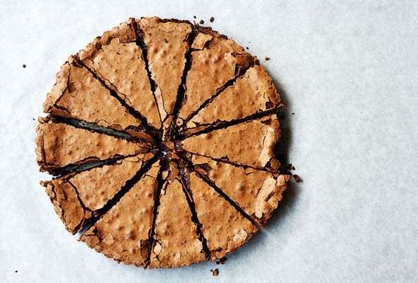 Torta al cioccolato con pinoli