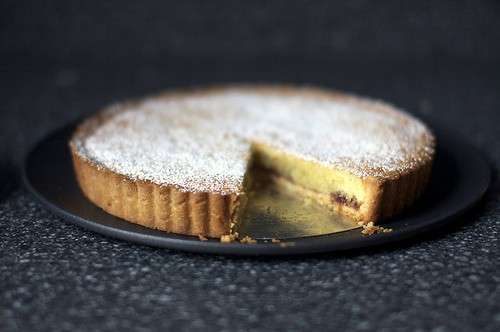 Torta con crema e pinoli