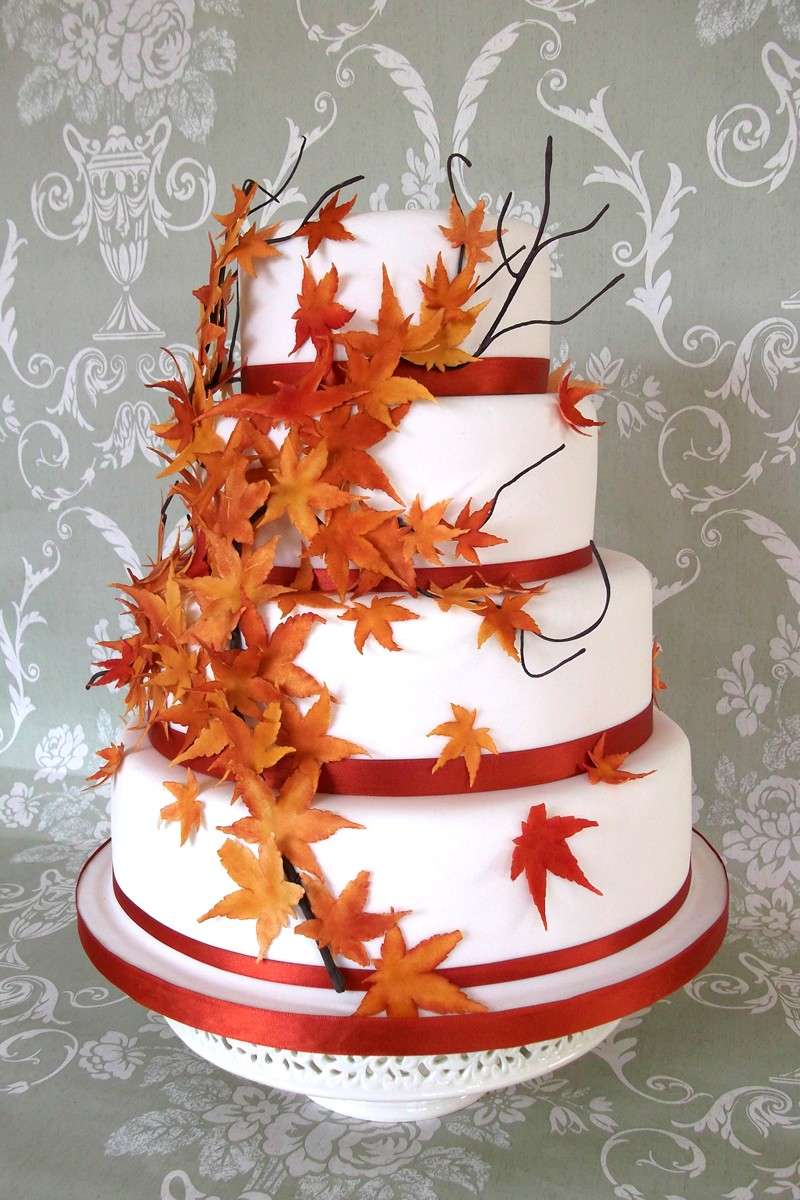 Torta con foglie in zucchero per un matrimonio autunnale