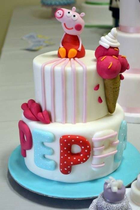 Torta con Peppa Pig in cima