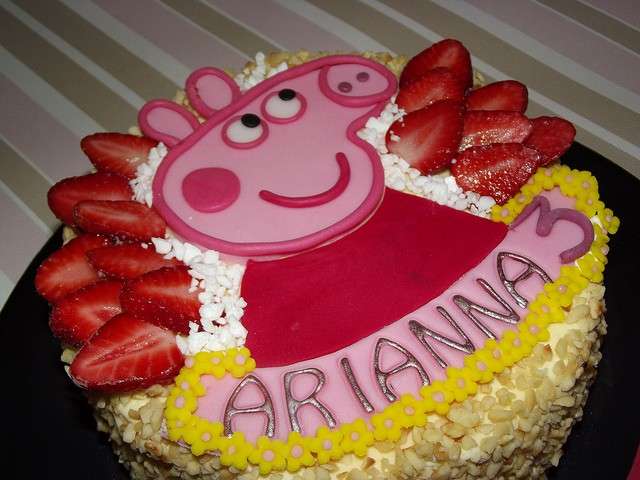 Una torta decorata con Peppa Pig