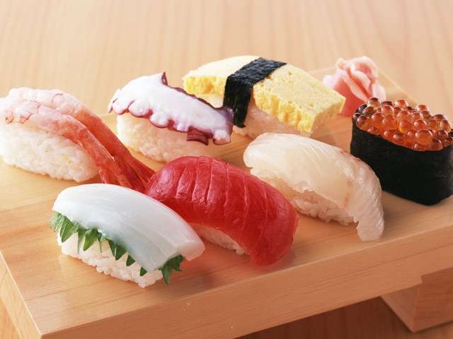 Varie tipologie di sushi