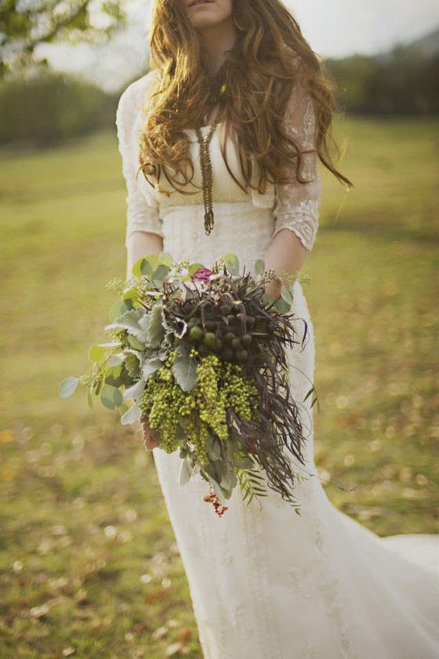 Abito da sposa hippie con fiori di campo